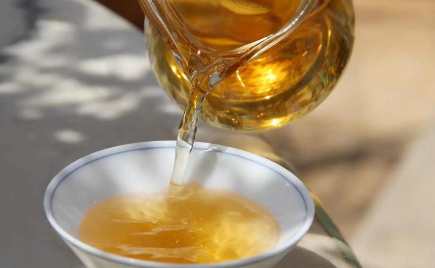 普洱茶不仅能单独冲泡喝，还能和蜂蜜一起喝，但是有注意事项